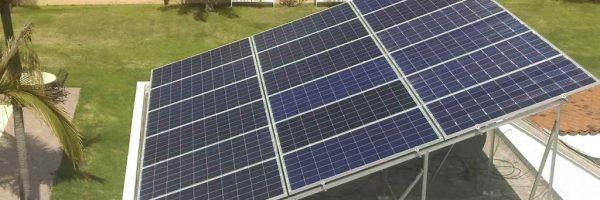 foto aérea de 18 paneles solares