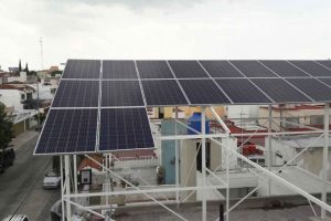 foto de instalación de metal con paneles solares